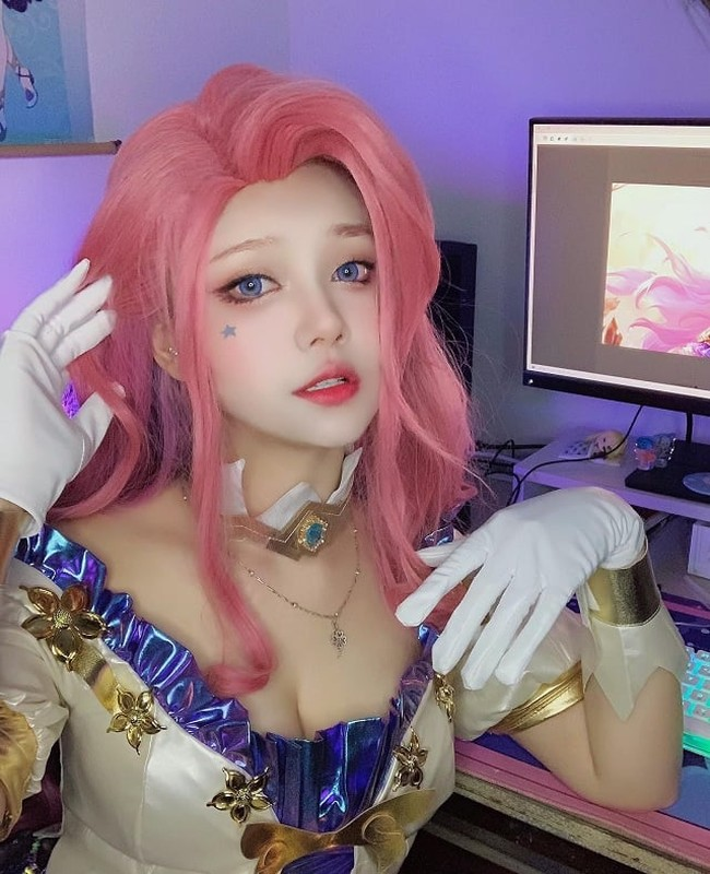 Casual Photos: Stunning Cosplayer Captivates Fans with Heart-Melting Beauty 2 photo 1743912311883 17439123120971448538681 1743912764045 1743912764242487455241 1743928817251 1743928817720516258133