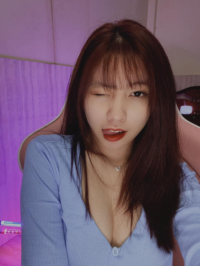The Only Female Star to Once Ignite the PUBG Mobile Tournament: Where Is She Now? 1 Not only impressing with her top-notch gaming skills, she also possesses a lovely, sweet appearance and a unique, standout style among female streamers at that time.