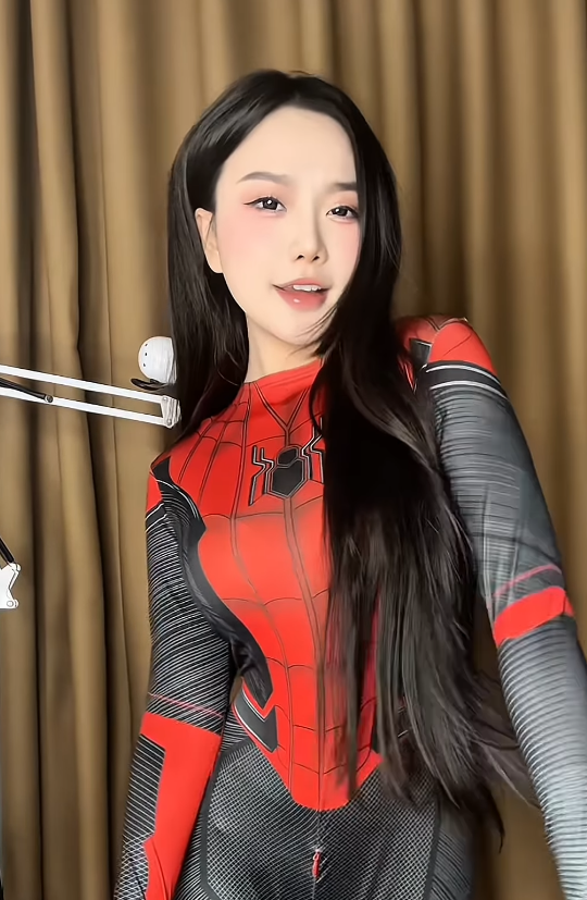 Beautiful Girl Transforms into Spider-Man, Showcases Figure, Viewers Zoom in on Body for an "Awkward" Detail 3 screenshot 2025 04 03 102901 1743650951215328629657 1743653709037 1743653709115863711339 1743656698227 174365669881158657297