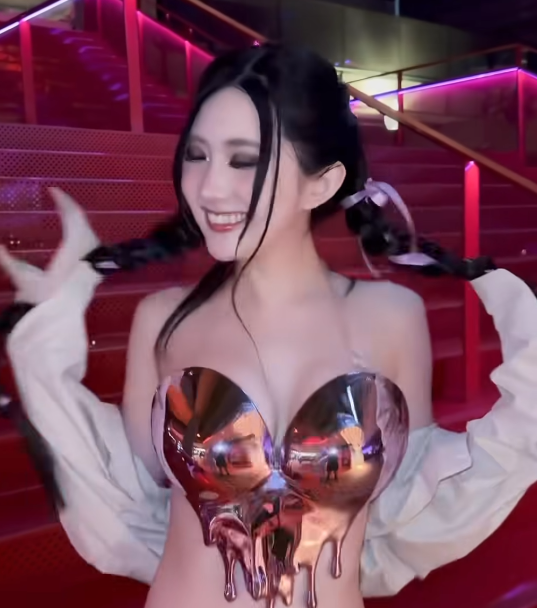 Female streamer flaunts daring fashion, dances energetically to "test" quality for fans 3 screenshot 2025 04 10 165132 1744278840599491503183 1744338964475 17443389646371117922998