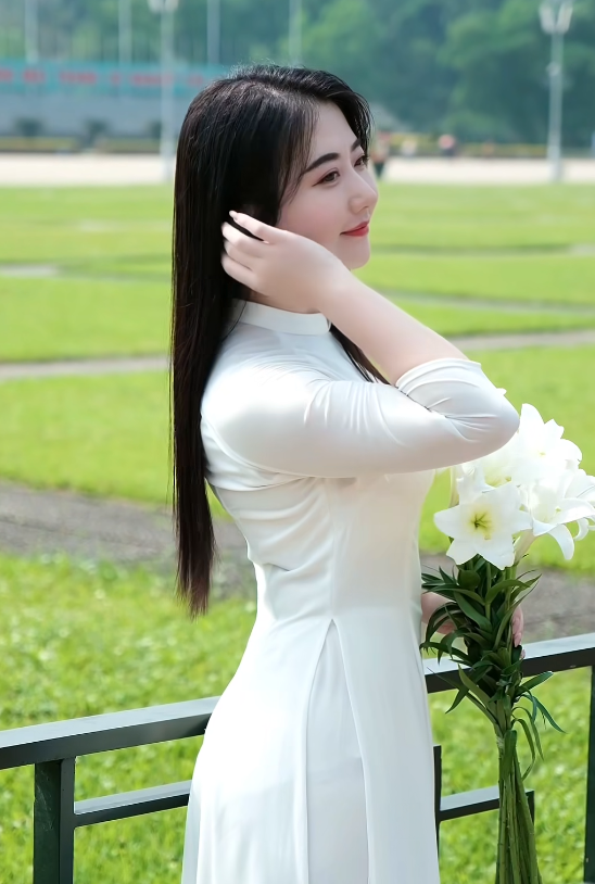 Japanese Teacher Hits the Streets in a Gorgeous Ao Dai, Fans Can't Get Enough of Her Beauty! 2 screenshot 2025 04 24 105438 17454670469171095542013 1745467751743 1745467751816535177598