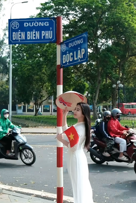 Japanese Teacher Hits the Streets in a Gorgeous Ao Dai, Fans Can't Get Enough of Her Beauty! 4 screenshot 2025 04 24 105507 17454670468241580631451 1745467754757 17454677548861089433970