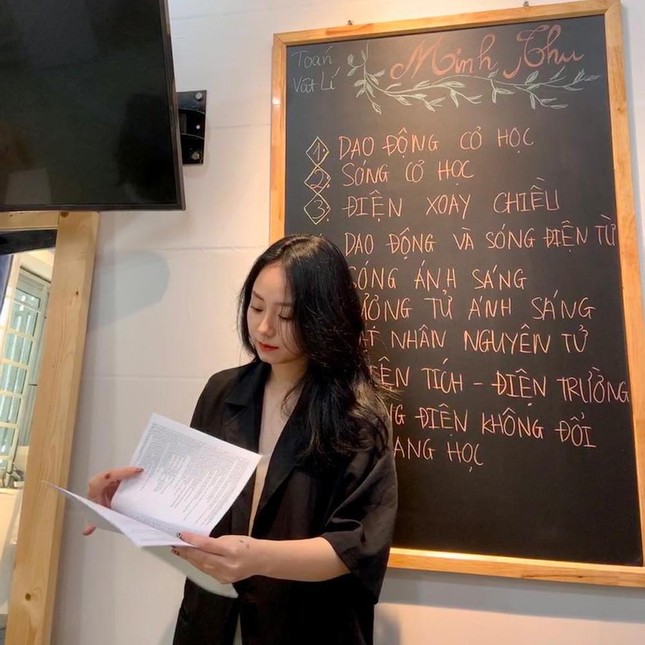 Internet Phenomenon "Physics Teacher Minh Thu" Returns After Controversy, Confidently "Flexes" Her Fluent Language Skills 1 163607 201167600 2018998654924205 6143 1746521118091850787211 1746522567431 1746522567963316735543