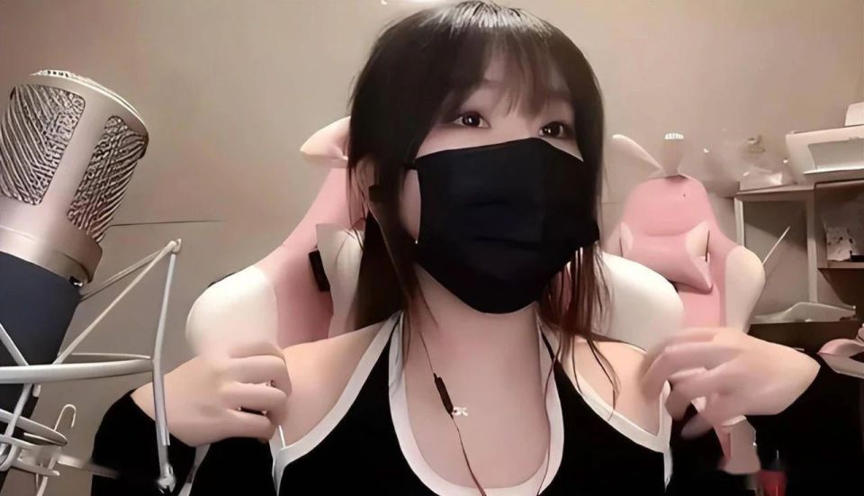 The 'Top 1 Server' Female Streamer Shocked by Candid Capture from a Bystander 1 17466920084471566079412 1746696424163 1746696424613913573272