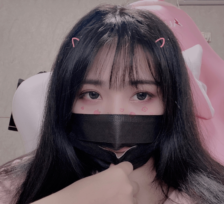 The 'Top 1 Server' Female Streamer Shocked by Candid Capture from a Bystander 2 17466920922051692984952 1746696425128 17466964252461750160602