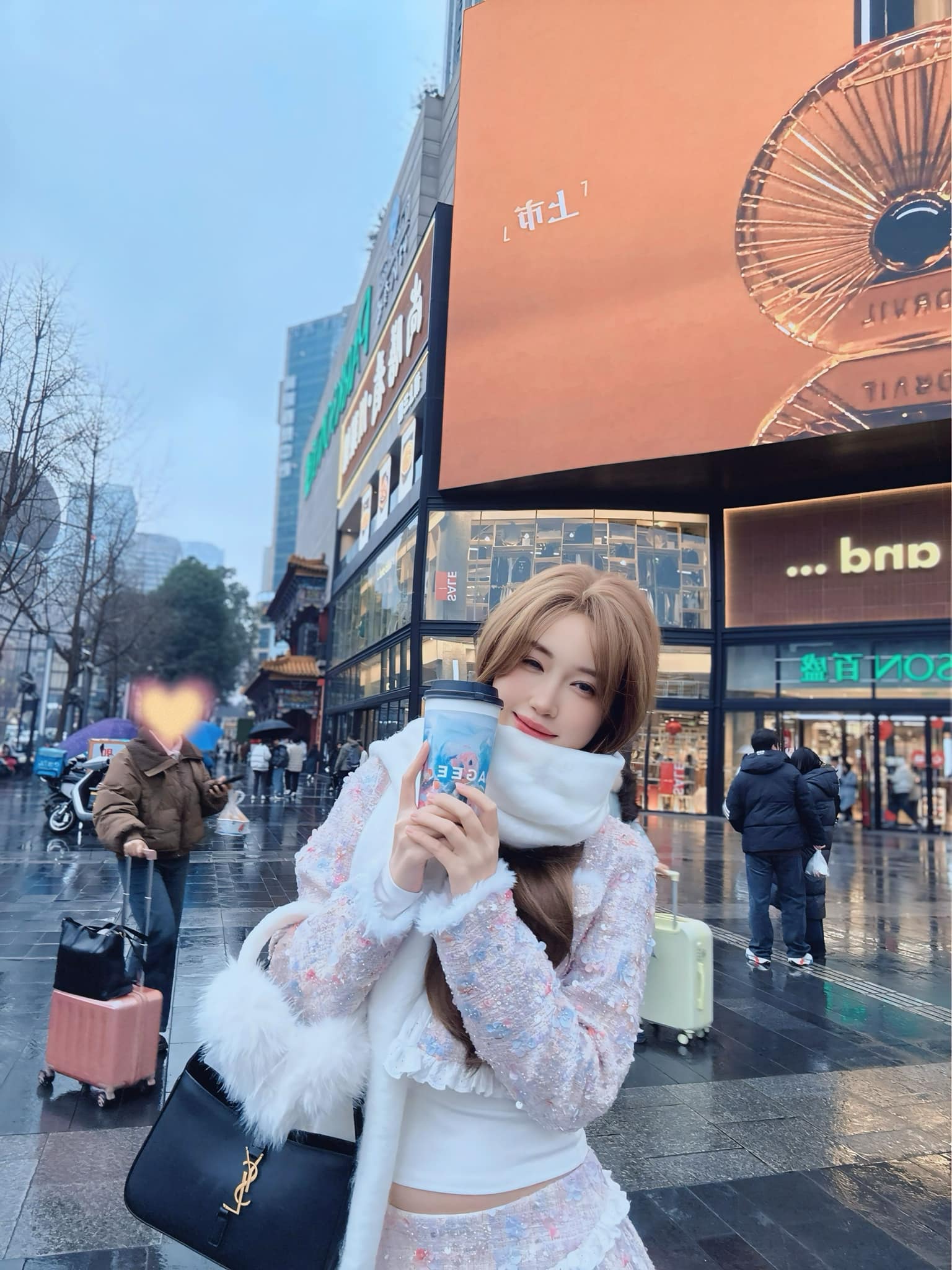 Beautiful female streamer posts photos with Team Refund member, netizens dig up past alongside streamer S 9 48660939511793235535613357601300278016607890n 1747797553500577539337 1747881158853 17478811589612087209360