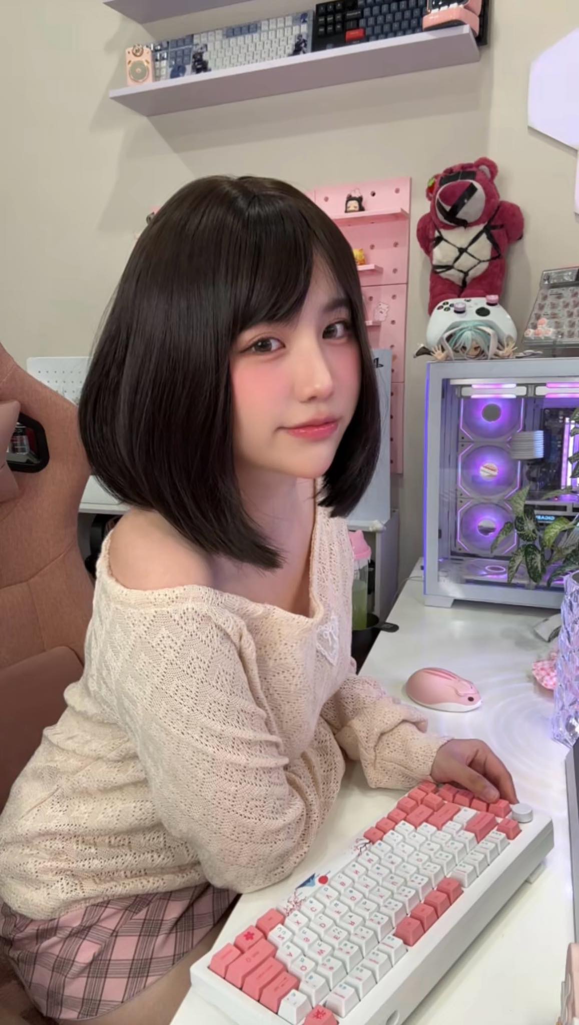 Just Showcasing Her Gaming Corner, This Female Streamer Still Reaps Impressive Engagement 4 48748233340424386527419747671700735124168999n 1747990678044500356073 1748145240385 17481452404881362555134