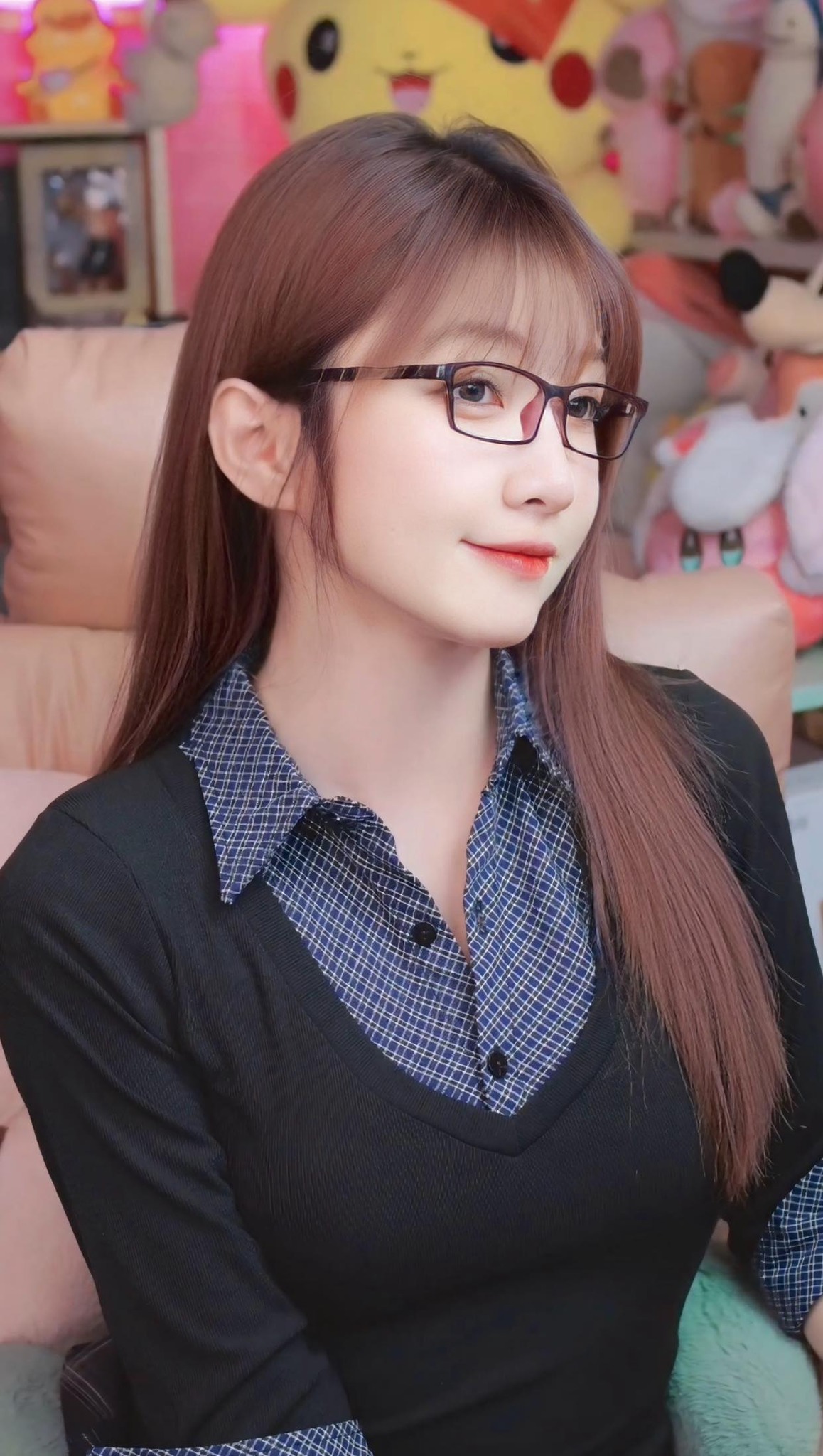 Như Hexi Strikes a Pose Showcasing Her Beautiful Legs, Fans React to the Boldness of the Female Streamer 1 48970219712297030751807215981994262540343129n 17468680528691399400731 1746869912693 17468699142301160266408