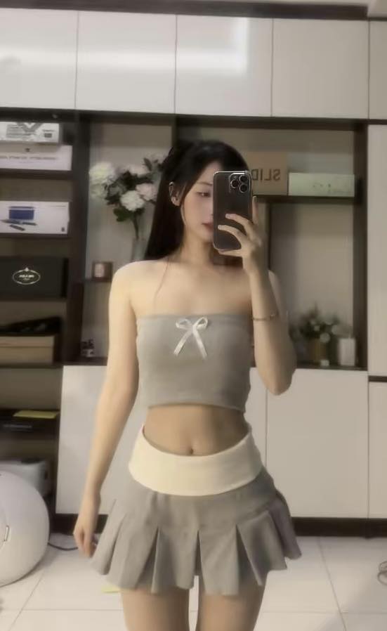 Beautiful female streamer posts photos with Team Refund member, netizens dig up past alongside streamer S 4 49418058612026560445614194930444934312165091n 1747797529192292013563 1747881153568 1747881153716950528305