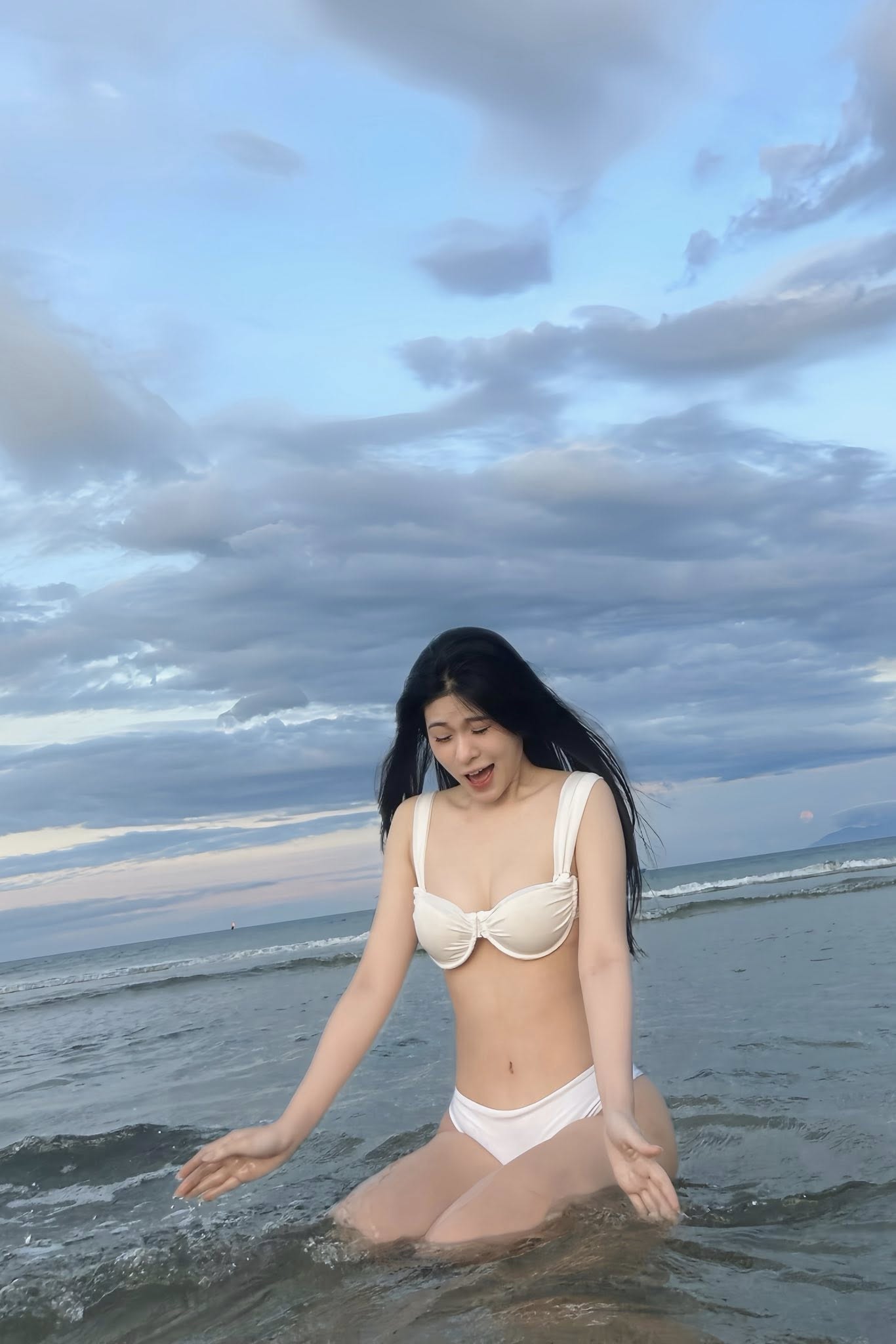 Another Sultry Female Host Joins the Bikini Race, Making Her Bold Debut! 5 49591113421075535664174388584636565685008278n 17471251631401230750037 1747188836798 17471888377401420975595