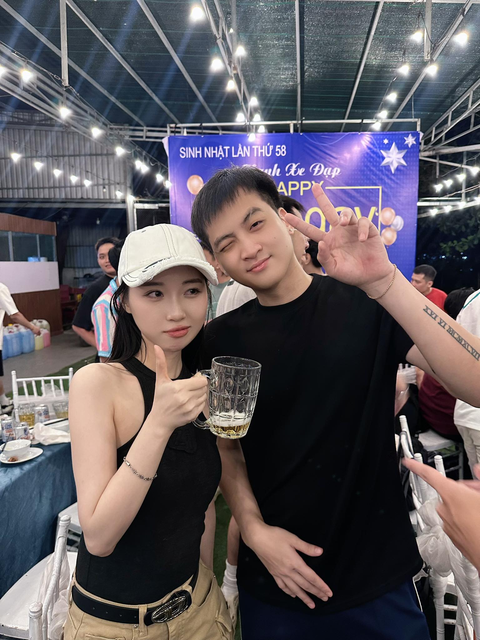 Beautiful female streamer posts photos with Team Refund member, netizens dig up past alongside streamer S 1 49944413212189468495990052420034616619375771n 1747797424138359606134 1747881149658 17478811501611797498548