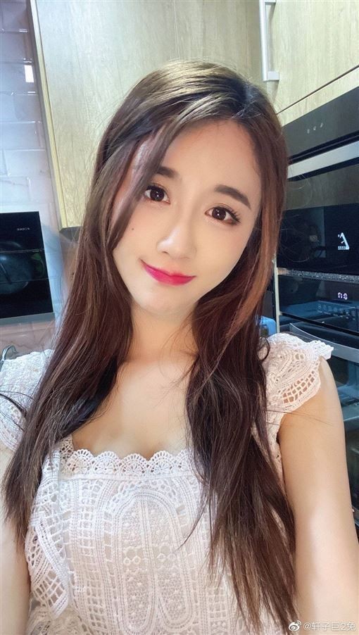 Drawing Attention by Revealing Over 1,000Gb of Videos, Female Streamer Unexpectedly Shows Her Real Face, Sparking Controversy 5 base64 17479755614381210939883 1748228152696 1748228152812805419395 1748232206811 1748232206981327737224