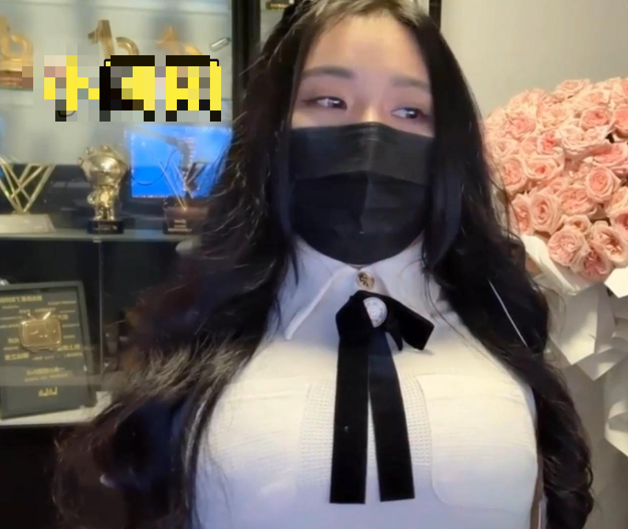 The 'Top 1 Server' Female Streamer Shocked by Candid Capture from a Bystander 3 edit 1746692071627672936759 1746696426191 17466964263421685154738