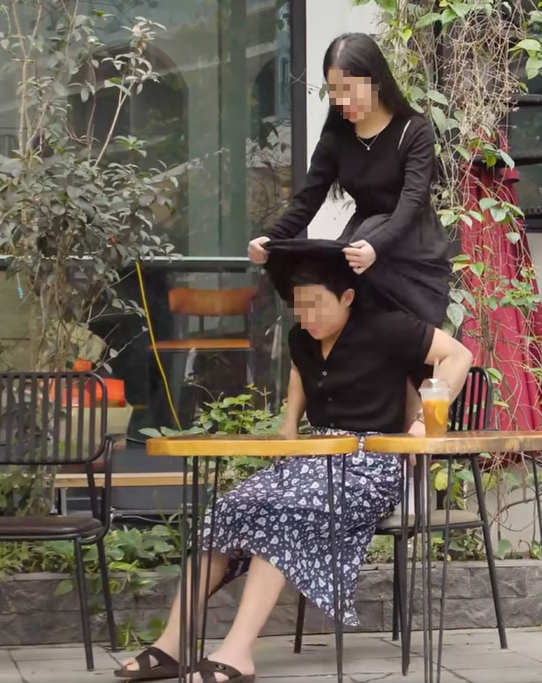 Video of a Guy Hiding Under His Best Friend's Skirt Goes Viral, Viewers Flood with Outrage, Criticizing the Nonsense Product 1 edit screenshot 2025 05 09 094057 17467666910341643902612 1746776539640 1746776539850898321061