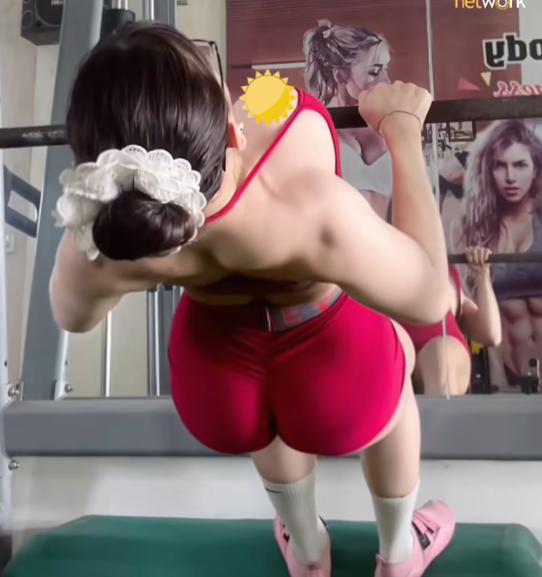 Controversial Camera Angle: Female Gym PT Receives Mixed Reactions 1 edit screenshot 2025 05 28 111356 17484174390941735533187 1748418366731 1748418368974548414653