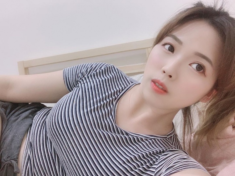 Just Sleeping with Her Adorable Cat on Stream, the Sexy Female Streamer Still Attracts Thousands of Followers, Impossible to Look Away 1 photo 1 1595785624010979551169 1747890008131 1747890008705719381071 1747897931330 17478979315022090071843