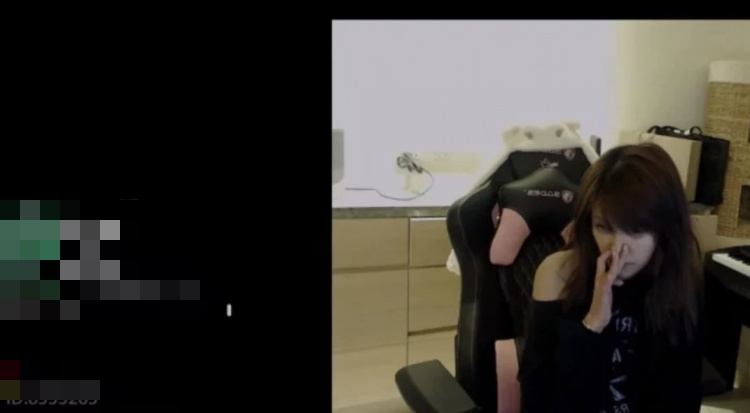 Forget to turn off the camera, beautiful female streamer reveals awkward action on air, fans leave the channel in droves 4 photo 1748320776015 1748320776142754197324