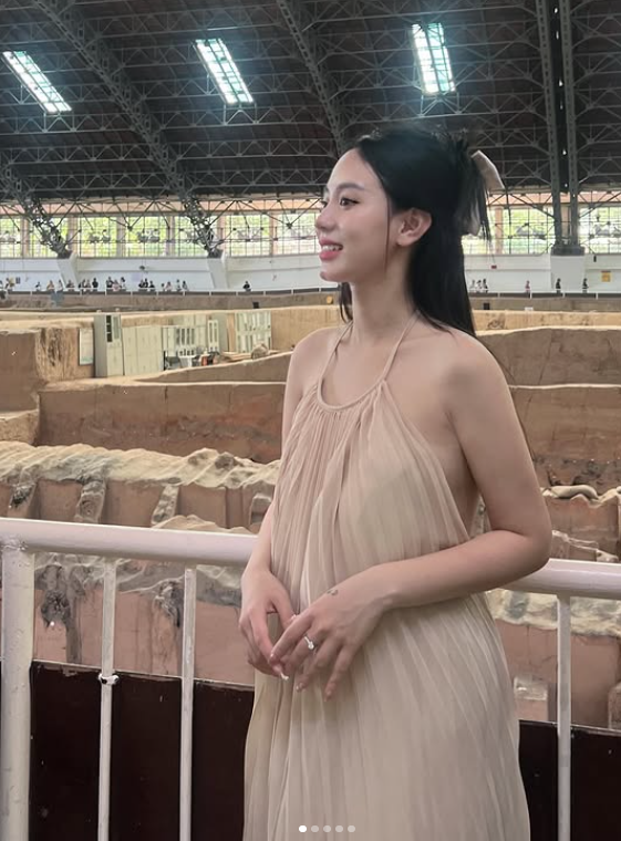 Internet Phenomenon "Physics Teacher Minh Thu" Returns After Controversy, Confidently "Flexes" Her Fluent Language Skills 5 screenshot 2025 05 06 154803 17465213486091181431990 1746522572684 17465225727721079285486