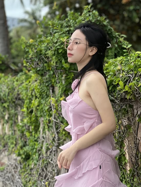 Internet Phenomenon "Physics Teacher Minh Thu" Returns After Controversy, Confidently "Flexes" Her Fluent Language Skills 4 screenshot 2025 05 06 154817 17465213485881563599280 1746522570794 174652257097010875822