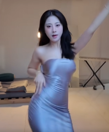 Female TikToker Transforms with "Edgy Style", Attracts Millions of Views for Her "Slay" Look! 2 Especially, her confident performance in front of the camera has inspired many young people, especially girls who love edgy and strong styles.