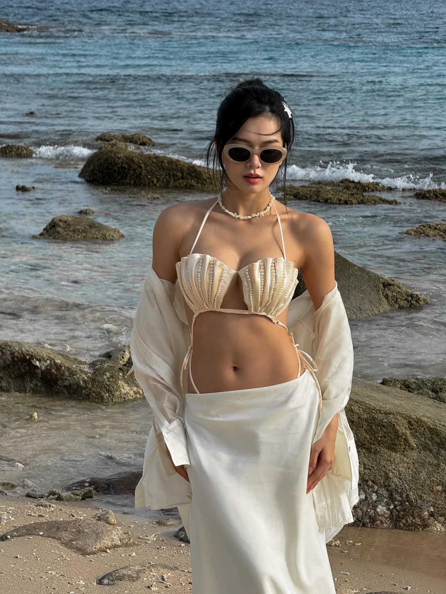 Goddess Yên Đan Strikes a Pose in Unique Bikini, Fans Zoom in on Flawless Skin 8 141027225381674297004283595959671106956739n 17296783567451880179671 1729689356044 17296893561301251862987 1750478327061148640520 1750492980774 17504929809301822712363