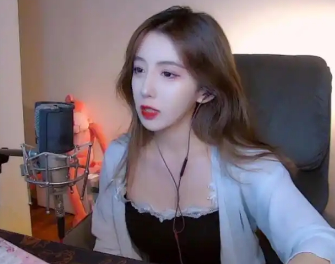 Caught in Harmful Rumors, Famous Female Streamer Falls into Crisis and Makes Heartbreaking Announcement 4 1748751989803849330455 1748831581477 1748831581792734528606