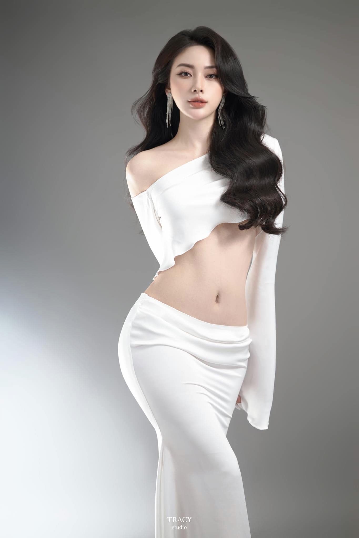 Another Hot Girl Creates a "Buzz" by Showcasing Stunning Shoulder-Exposing Photos 12 3634408198205783729099088834495605249561715n 1750670872115611457194 1750671307313 1750671307504753843295
