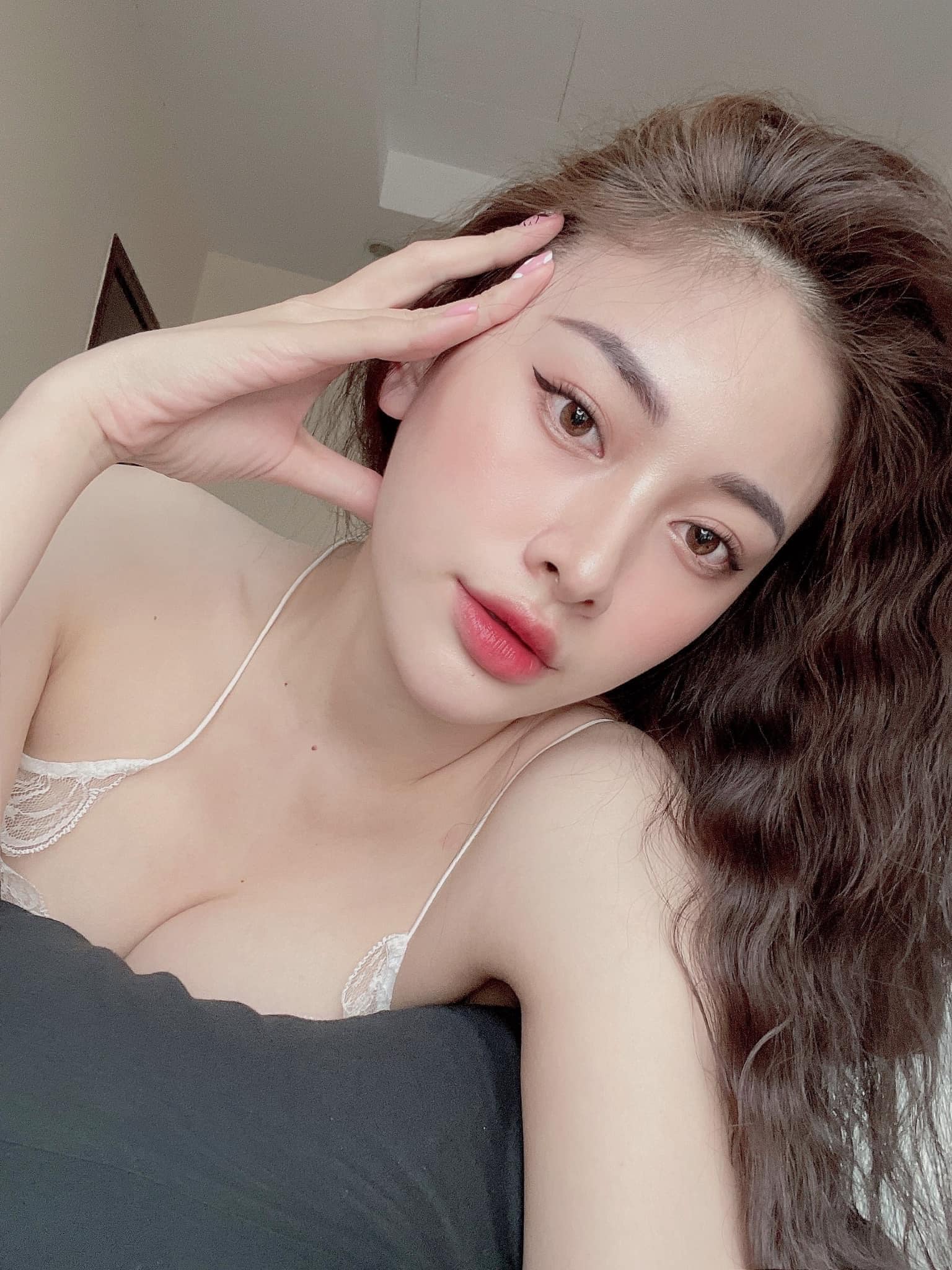Another Hot Girl Creates a "Buzz" by Showcasing Stunning Shoulder-Exposing Photos 10 47315320411325688117108613854615161267920779n 17506708720851404634869 1750671305195 17506713058481567601277