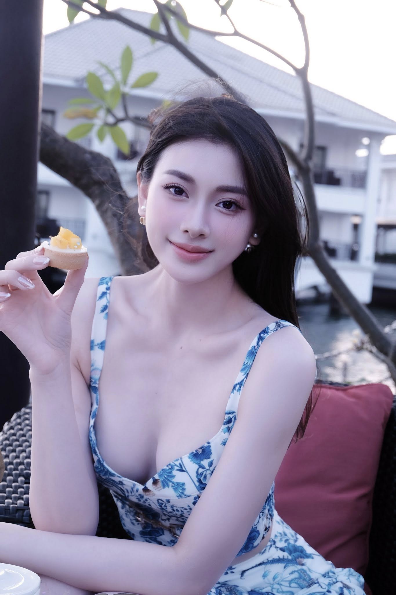 Another Hot Girl Creates a "Buzz" by Showcasing Stunning Shoulder-Exposing Photos 8 50268990512363199813357432669028482356155444n 1750670872166911796968 1750671301102 1750671301316811942977