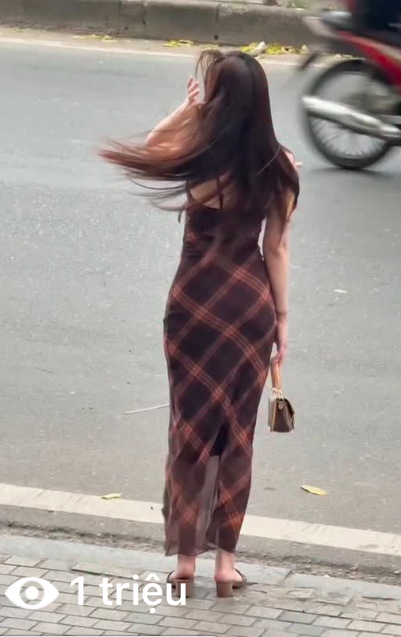 Hot girl pickleball strikes a pose on the street, racking up millions of views, with some hitting 'replay' dozens of times 7 anh chup man hinh 2025 06 29 luc 162113 175118889027461088981 1751191286257 17511912864911908071167