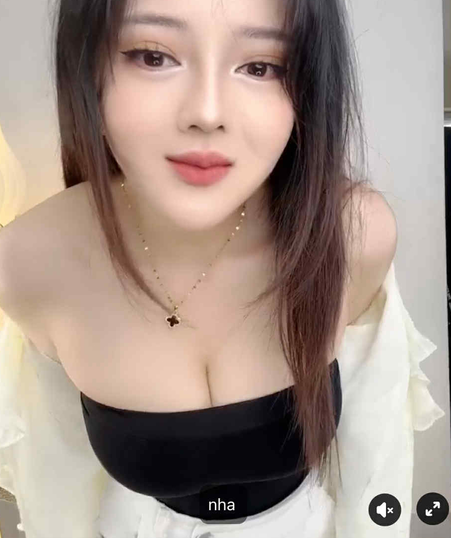 Famous Female Streamer Distracts Viewers as She Dives into Online Selling Livestreams 9 edit a18e6e55 7414 4204 9de0 2662e5887ed2 17509112776791085517605 1750922319771 1750922320097729703137