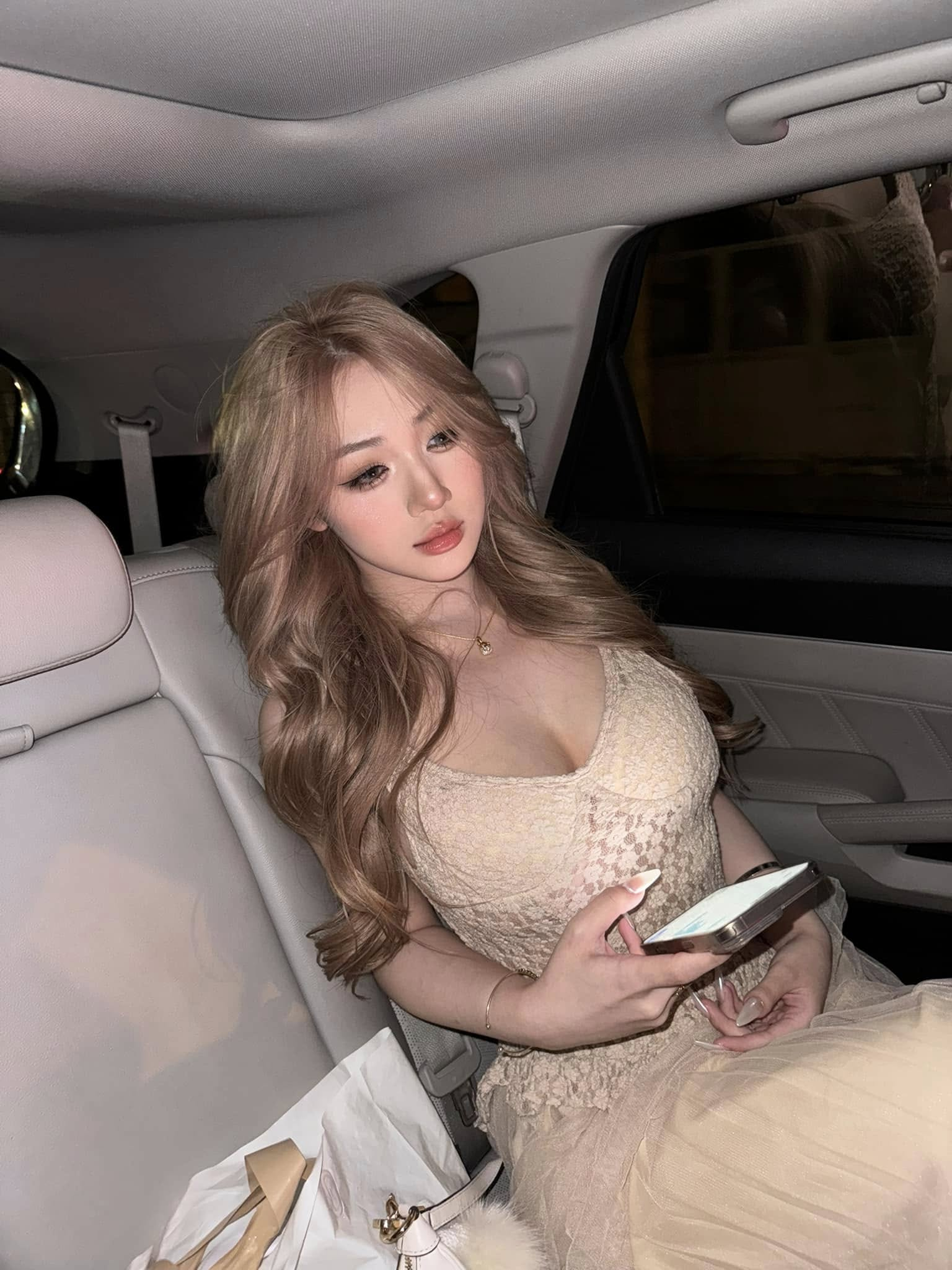 Tran Ha Linh Shares Rare Moments of Herself on Social Media 1 photo 1742783298542 1742783299543840454578 1750237840210160566952 1750240921679 175024092250234054812
