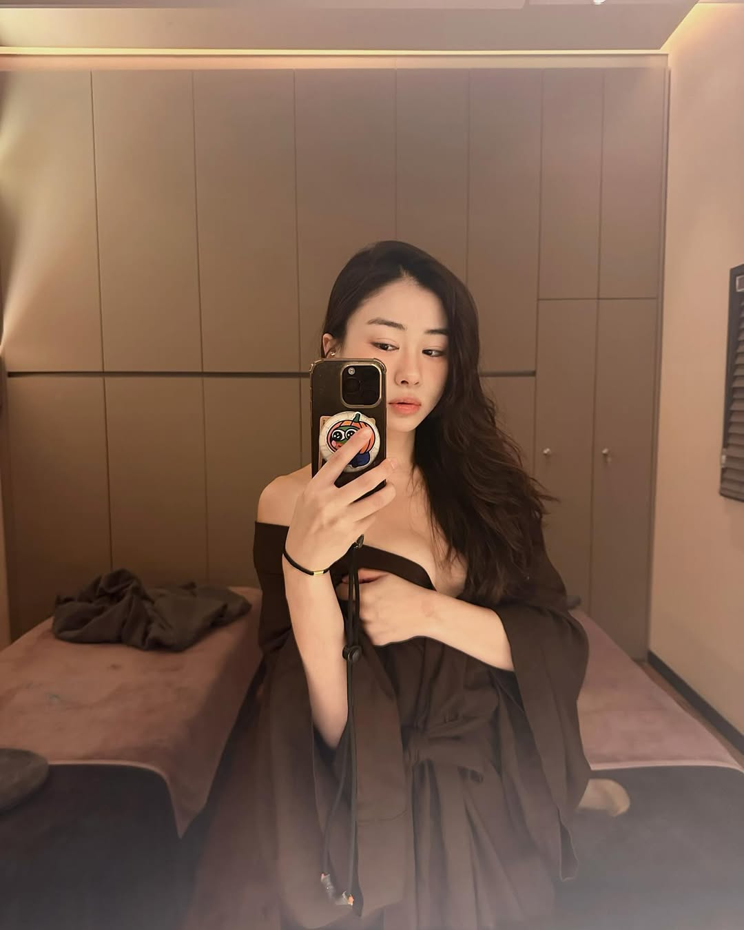Beautiful female streamer unexpectedly molested by a strange man on live stream, terrified to the core 6 photo 1748418398646 17484183988861555109388 1750389759712 1750389759841528954326 1750403688962 17504036890891478370793