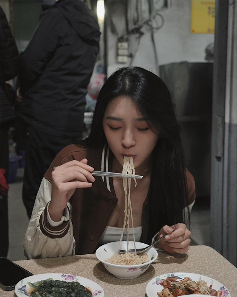 Just Sitting Eating Noodles, This Hot Girl Unexpectedly Became Famous with Incredible Skills 1 photo 1749101068120 1749101068381559335966 1749773515528 17497735160591289401719 1749774275377 1749774275747783472686