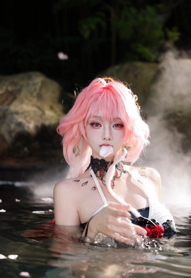 The Class of a Coser with 2 Million Followers: "Doppelganger" Photos Leave Anti-Fans Speechless 1 Source: ZLY