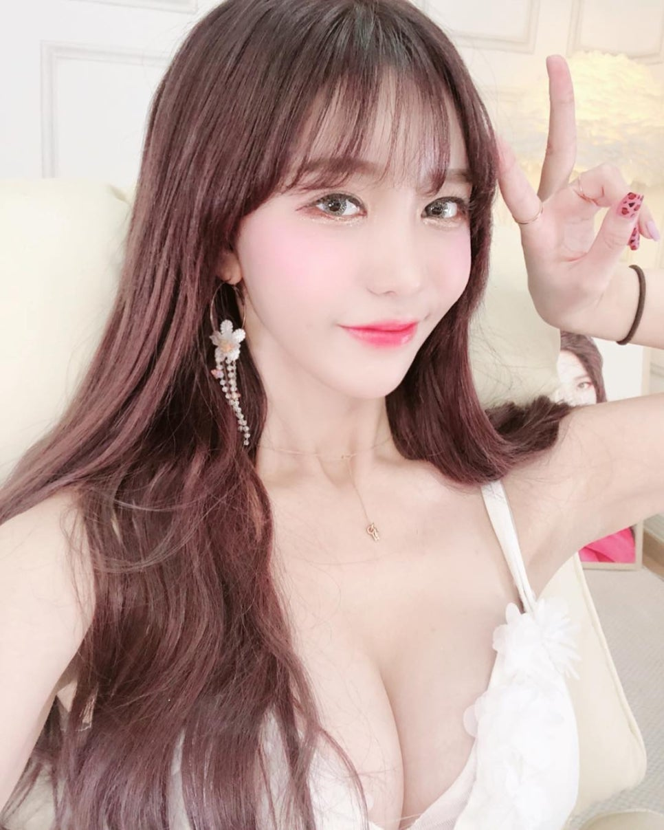 So Beautiful, Female Streamer Unexpectedly Harassed by a Stranger During Livestream on the Street 2 photo 1750663598513 1750663598937164457583 1751161173687 1751161173816258750328 1751165354284 17511653544231003052977