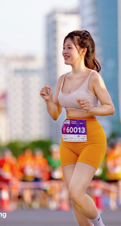 Shining on the Running Track, Beautiful Girl Responds to Criticism of Being "Showy" 1 Trà My is known as a beautiful hot girl who ranked in the Top 18 of Miss Teen Vietnam 2017.