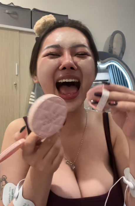 Not Cooking Content, Zin Takes on a Makeup Challenge with a Vibration Massage Machine and Fans' Reactions 5 screenshot 2025 06 06 135131 1749192873317500874068 1749193624405 1749193624604950501728