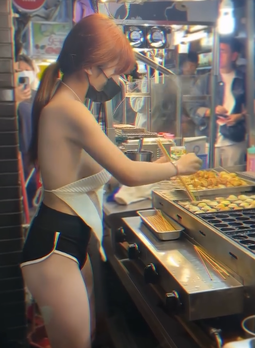 Girl in Minimal Clothing Draws Attention Selling at Night Market 2 screenshot 2025 06 14 102856 1749871783751423279639 1749874469137 17498744694021873984063