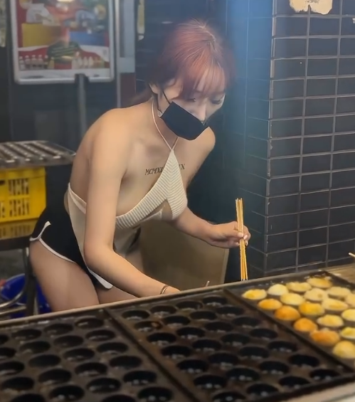 Girl in Minimal Clothing Draws Attention Selling at Night Market 1 screenshot 2025 06 14 102926 17498717837432049190086 1749874467797 17498744684821567006776