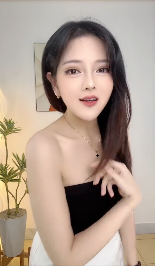 Famous Female Streamer Distracts Viewers as She Dives into Online Selling Livestreams 4 screenshot 2025 06 26 101858 1750910816233709305998 1750922309915 17509223101941660786178
