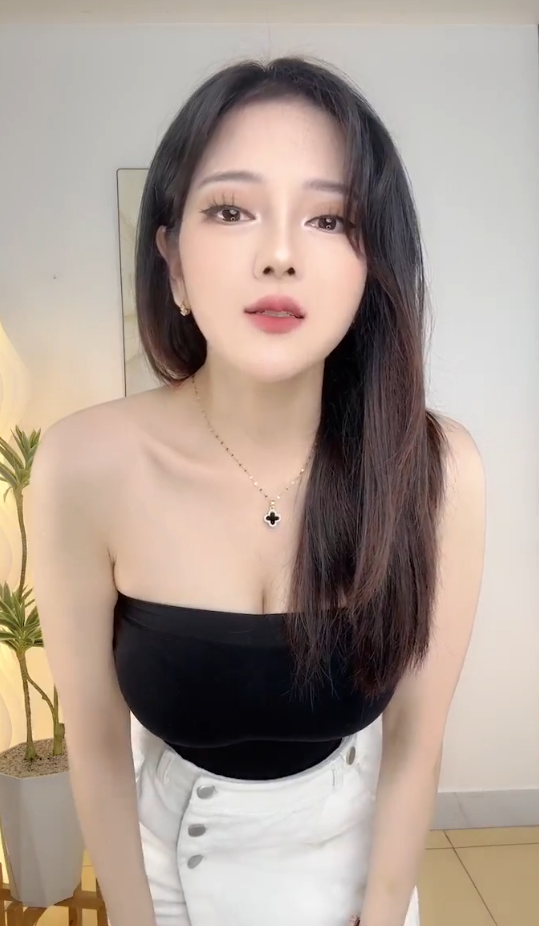 Famous Female Streamer Distracts Viewers as She Dives into Online Selling Livestreams 2 screenshot 2025 06 26 110740 1750911142654851953919 1750922303460 1750922304034836159956