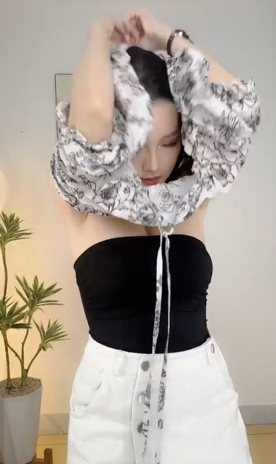 Famous Female Streamer Distracts Viewers as She Dives into Online Selling Livestreams 6 screenshot 2025 06 26 111137 17509111425762082008124 1750922312447 17509223132811843775502