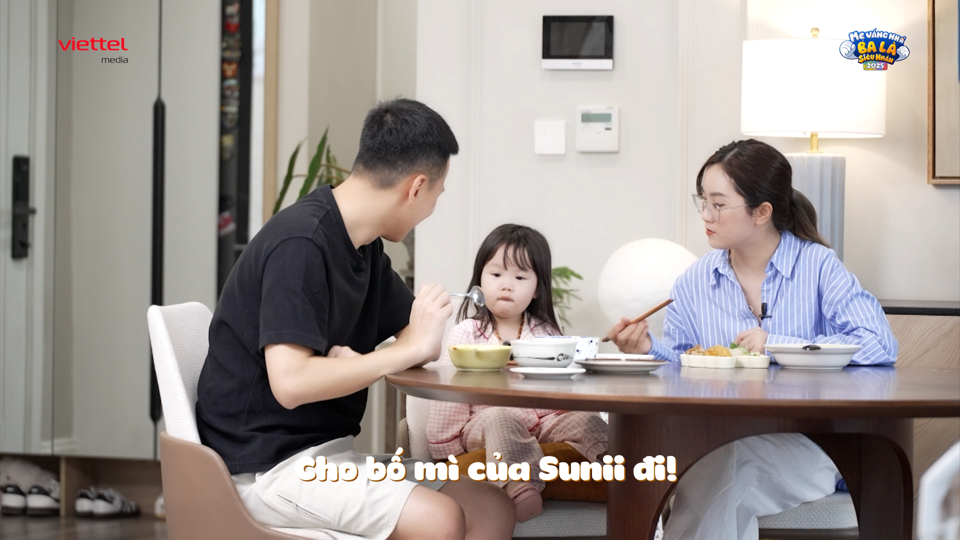 Chim Sẻ Đi Nắng and His Daughter Shine in Reality TV, Causing a Sensation Right After Airing 4 tap 9 full 00552211still114 1748836204157 17488362044131502356537