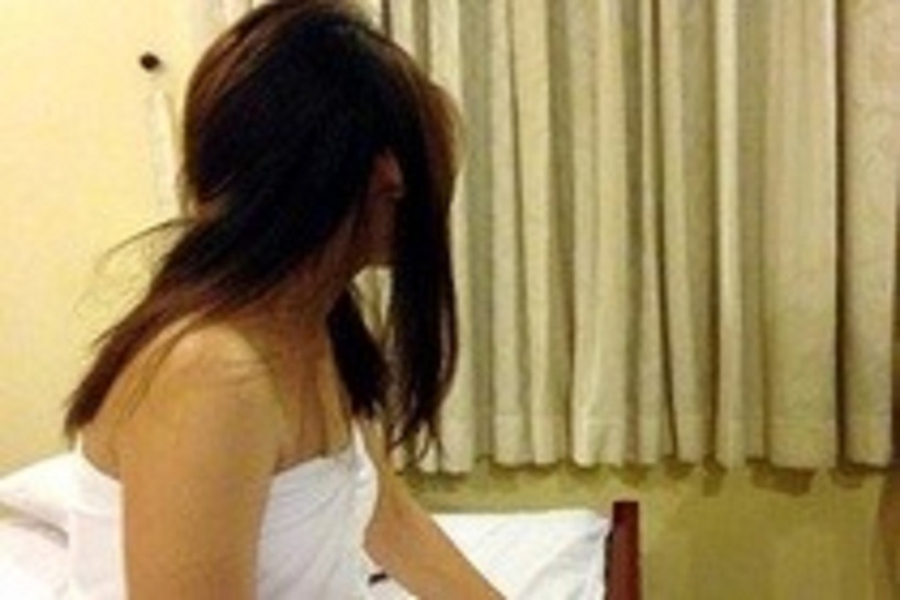 The Underworld of Prostitution 4.0: A Student from a Prestigious University Selling Her Services for 15 Million VND per Encounter 1 A young girl caught red-handed selling sex. Illustrative image