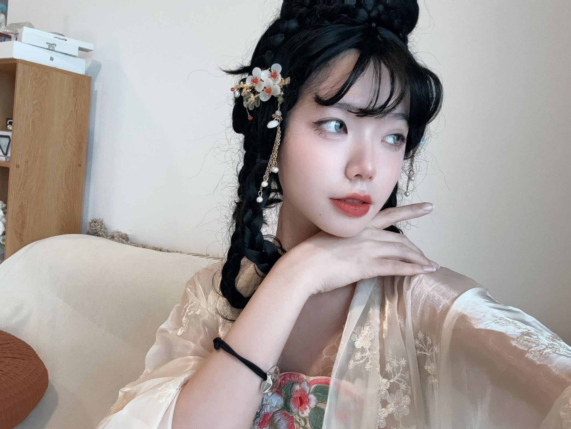 "Eye-catching" with Remind's recent look, her beauty is impressively elevated! 1 5159803857670825225511601980257580842301070n 17519428597421314851786 1751946476869 1751946477347579929156
