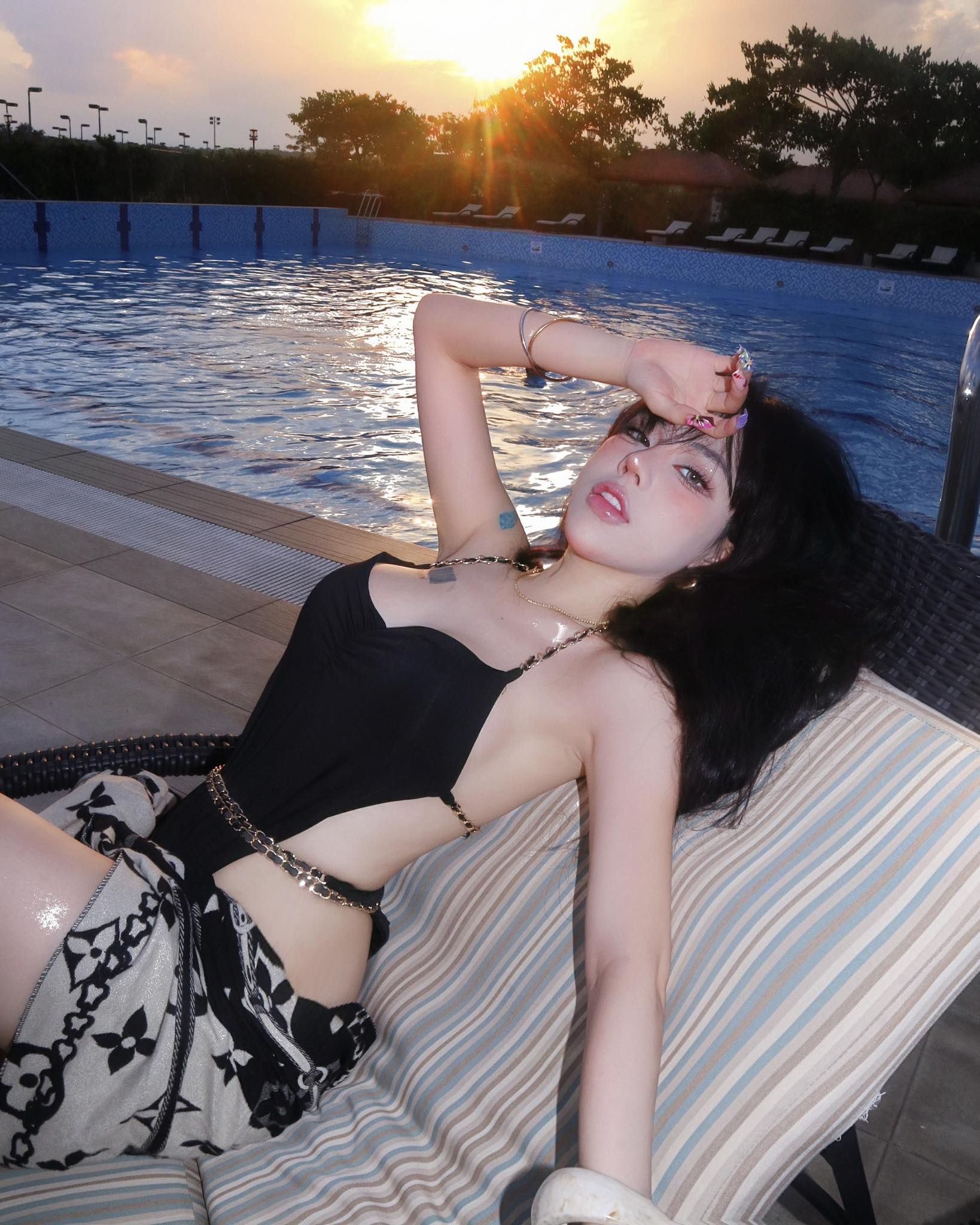 Bảo Khuyên Susan Releases Stunning Makeup-Free Video, Responds Directly to App Usage Doubts 4 51816906225101913593390867441430953465547592n 17538612547921988187569 1753862879506 17538628802331815999409