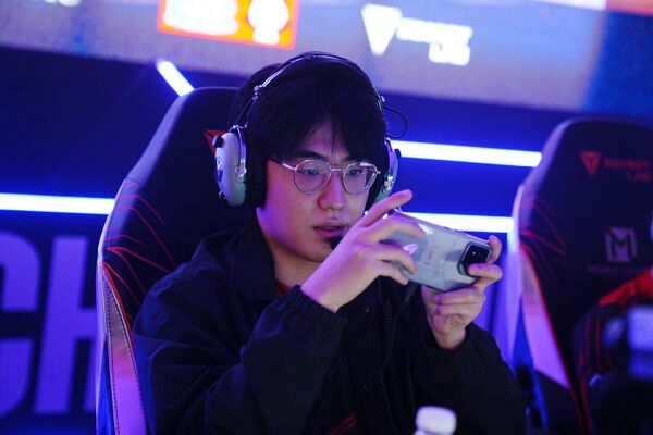 Watching the rival game's tournament, 2 players from the "world's top MOBA game" face "heavy consequences" 4 S8UL Esports Hoon.