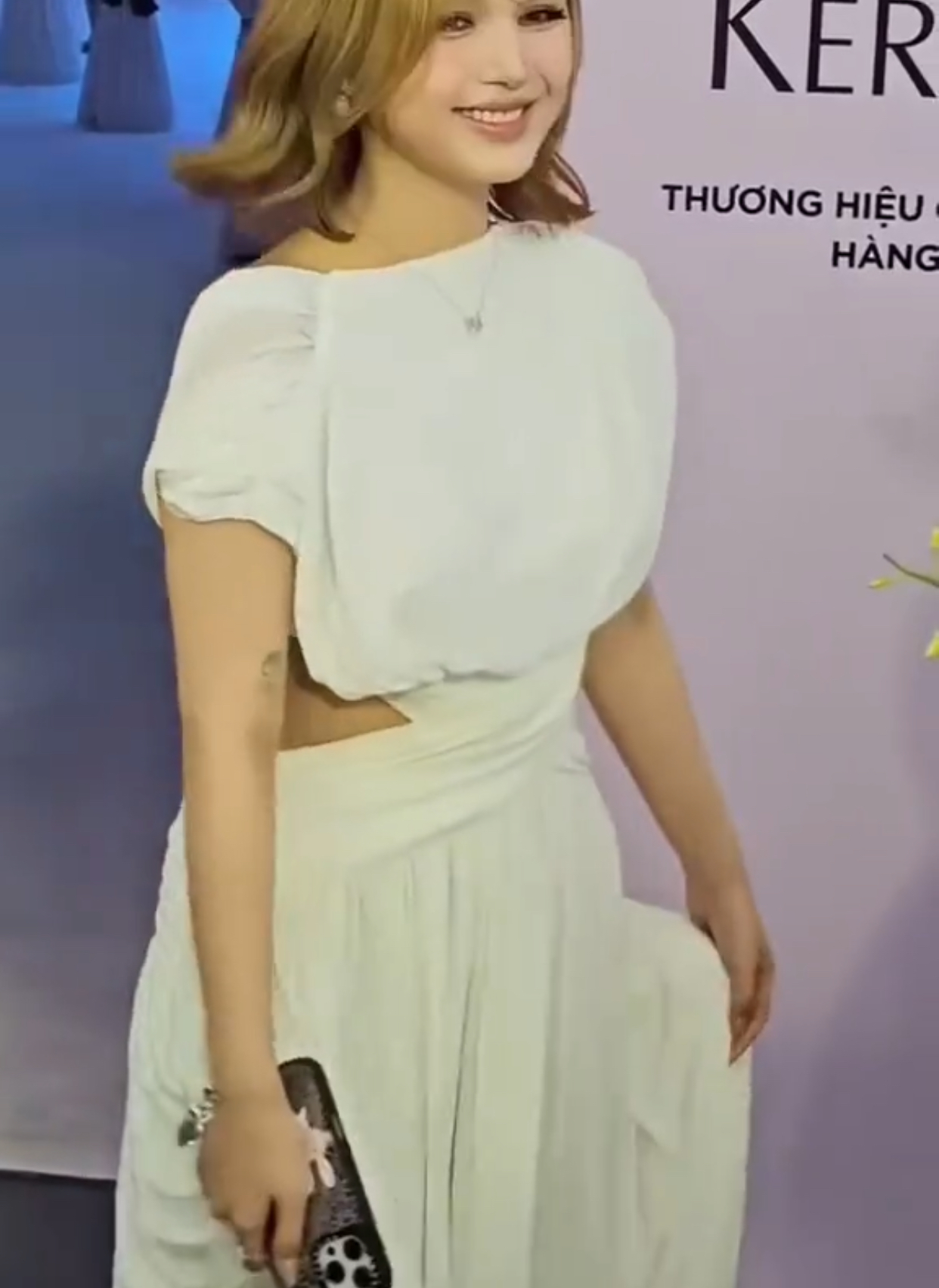 Xoài Non's Eye-Catching Backless Moment Shocks Netizens with a Stunning Transformation 2 Xoài Non's unusual visual at the event.