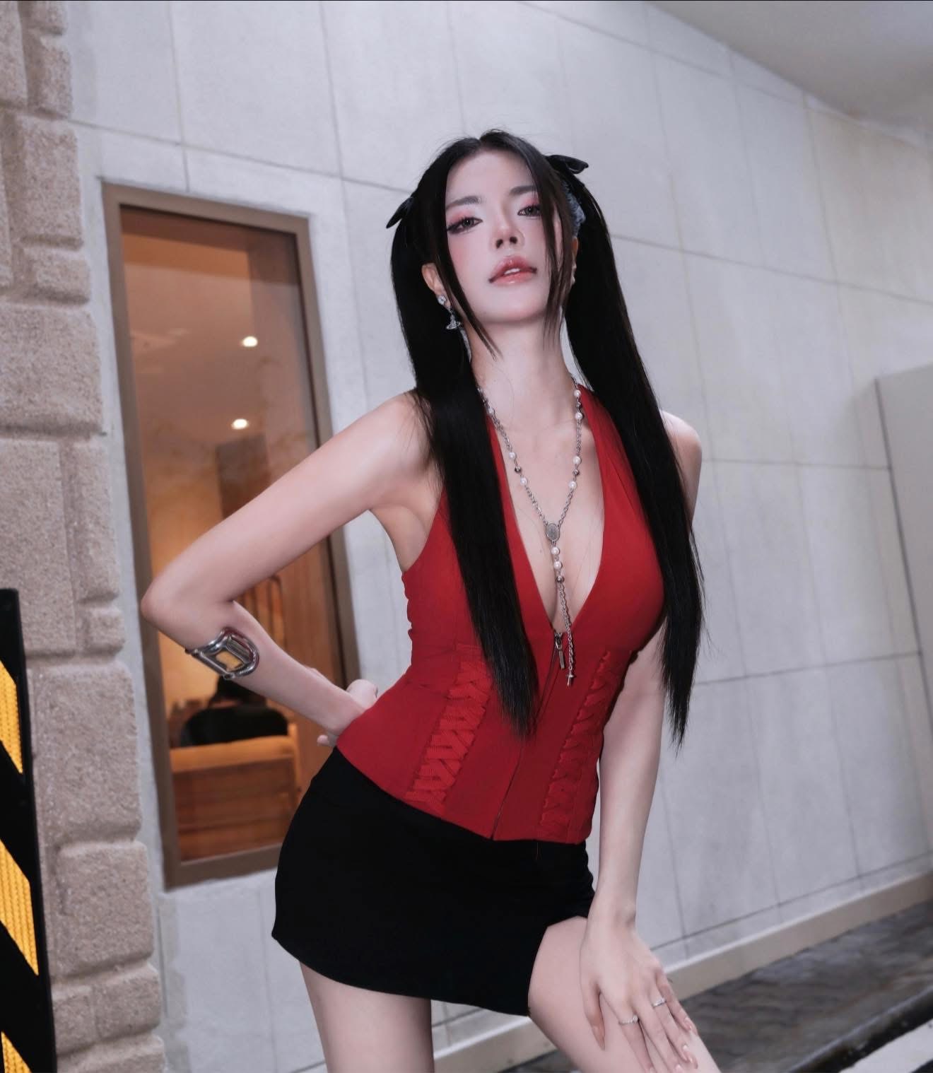 Mai Dora Explodes with Visuals, "Burns" Fans with Her Tiny Waist, Dao Muoi is Just a Name! 7 anh 5 1 1752259019770911684678 1752291687491 17522916876641180992028